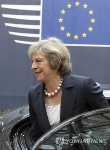 (AP 브뤼셀=연합뉴스) 테리사 메이 영국 총리가 20일 EU 정상회의 참석을 위해 벨기에 브뤼셀에 도착하고 있다. 2016.10.20
