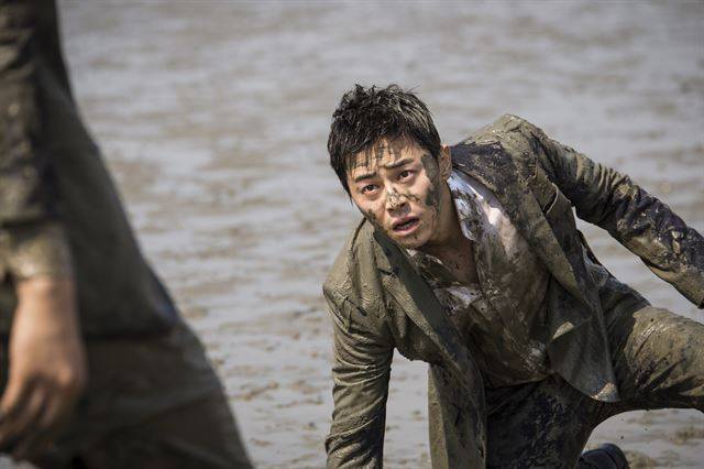 ‘잘못된 만남’ 노래가 흐르는 가운데 펼쳐진 화신과 정원(고경표)의 갯벌 격투신. SBS 제공