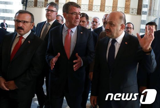 애슈턴 카터 미국 국방장관(가운데)이 21일 터키 앙카라를 방문 피크리 으시크 국방장관(오른쪽) 등을 만나 시리아·이라크 사태를 논했다. © AFP=뉴스1