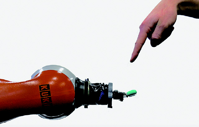 로봇팔 ‘쿠카’는 일할 때 사람과 부딪히지 않도록 반응형 기능을 내장하고 있다. 독일 라이프치히대학 제공