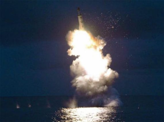 북한 노동신문이 지난 8월 25일자에 게재한 잠수함발사탄도미사일(SLBM) 수중 시험발사 장면.