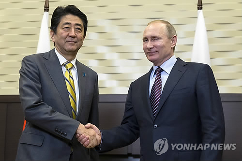 지난 5월 러시아에서 열린 아베 신조 일본 총리(왼쪽)와 블라디미르 푸틴 러시아 대통령의 회담. [AP=연합뉴스 자료사진]
