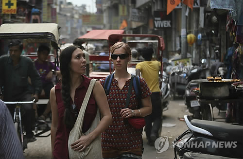 2013년 4월 인도 뉴델리에서 관광객들이 거리를 걷고 있다.[AP=연합뉴스 자료사진]