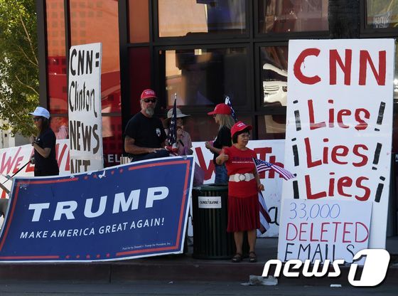 도널드 트럼프 미국  대통령 당선인 지지자들이 대선 기간에 CNN 사무실 밖에서 이른바 '편향보도'에 항의하고 있다. © AFP=뉴스1