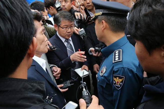 홍완선 서울 종로경찰서장이 이정일 변호사등 백남기 대책위 관계자들에게 영장집행에 협조해줄 것을 요청하고 있다. 한겨레 김태형 기자