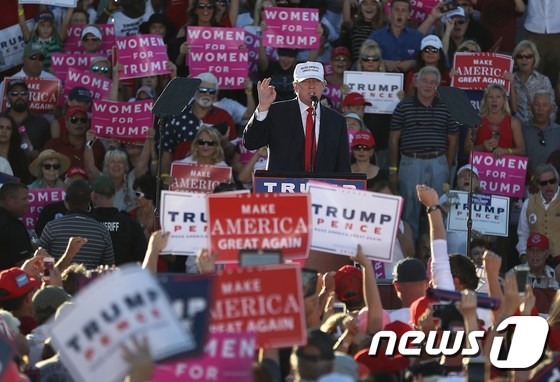 도널드 트럼프 미국 대통령 당선인이 대선 유세 기간 플로리다 주에서 선거 유세를 하는 모습. © AFP=뉴스1