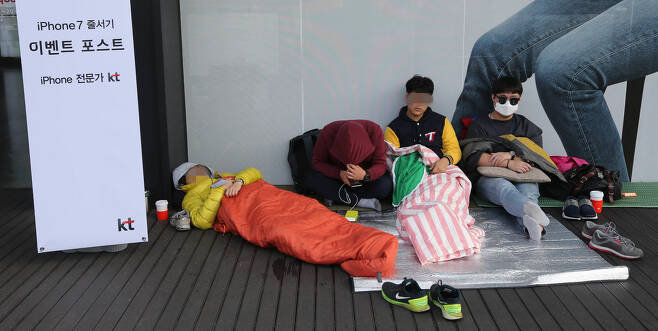 아이폰7 출시를 하루 앞둔 20일 오전 서울 세종로 케이티(KT)스퀘어 앞에서 아이폰7을 사기 위해 시민들이 밤새 기다리고 있다. 박종식 기자 anaki@hani.co.kr