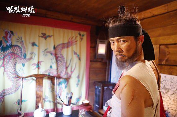 KBS 사극 <임진왜란 1592>에서 이순신을 연기하는 최수종. 첫 전투에 선봉으로 나선 이순신이 왜군의 조총에 부상을 당하자 부하들은 선봉에 나서는 일을 만류한다. 하지만 극중 이순신은 “상처 하나엔 깨달음 하나다”는 말로 불굴의 의지를 나타낸다.