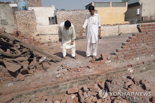 24일 파키스탄 시알코트 국경지대에서 파키스탄 주민이 인도군의 포격으로 부서진 벽을 보여주고 있다.[AFP=연합뉴스 자료사진]
