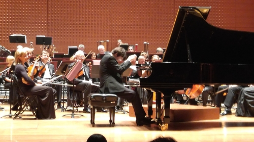 (뉴욕=연합뉴스) 김화영 특파원 = 피아니스트 조성진은 24일(현지시간) 미국뉴욕 링컨센터 협연 후 기립박수를 보내는 관객들로부터 앙코르를 받고 쇼팽의 폴로네이즈 '영웅'을 연주했다.