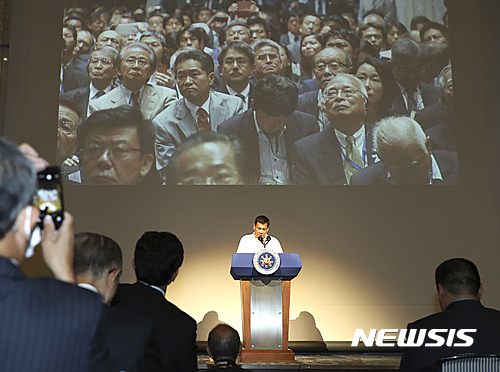 【도쿄=AP/뉴시스】일본 도쿄에서 26일 개최된 필리핀경제포럼 참석자들이 로드리고 두테르테 필리핀 대통령의 연설에 귀기울이고 있다. 2016.10.26