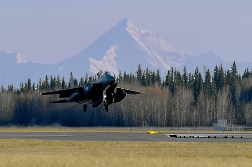 우리 공군의 F-15K 전투기가 미국 알래스카주 공군기지에서 이륙하고 있다. [공군 제공]