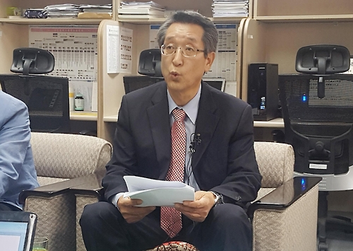 한국원자력연구원 정용환 원자력재료기술개발단장이 26일 오전 대전시청사에서 사용후핵연료 관련 연구원 입장을 밝히고 있다.
