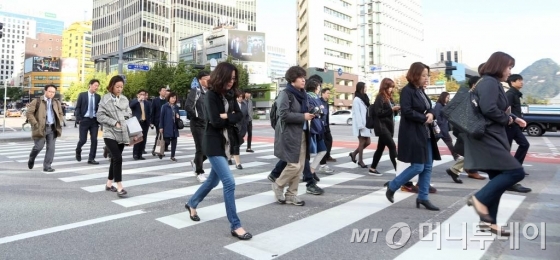 내륙 기온이 10도 아래로 떨어지면서 쌀쌀한 날씨를 보인 10일 오전 서울 광화문 네거리에서 시민들이 발걸음을 재촉하고 있다. / 사진=머니투데이DB
