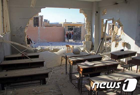 공습을 받은 시리아 이들리브주 하스 지역 학교. © AFP=뉴스1