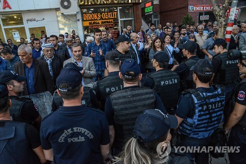 27일 터키 남동부 디야르바크르 시청 앞에서 대테러당국의 시장 체포에 반대하는 시위대가 경찰과 대치하고 있다. [AFP=연합뉴스]