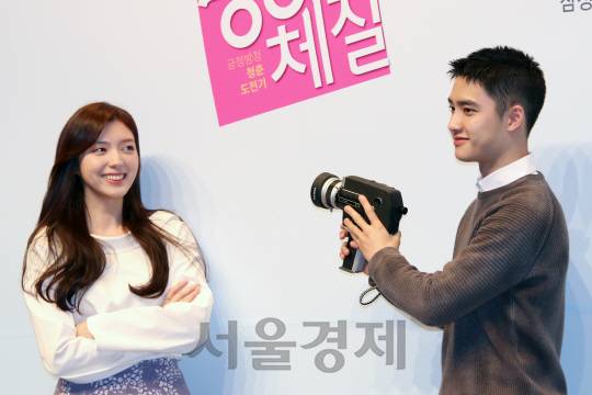 배우 도경수가 채서진이 웹드라마 ‘긍정이 체질’ 쇼케이스에서 포토타임을 갖고 있다.