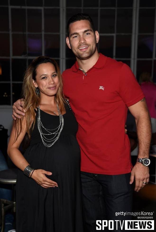 ▲ 크리스 와이드먼(오른쪽)과 아내 마리비 와이드먼