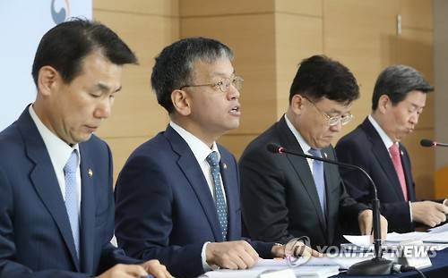 브리핑하는 차관들 (서울=연합뉴스) 이진욱 기자 = 31일 오전 서울 세종로 정부서울청사에서 정은보 금융위원회 부위원장(사진 왼쪽부터), 최상목 기획재정부 1차관, 정만기 산업통상자원부 1차관, 윤학배 해양수산부 차관이 조선·해운산업 경쟁력 강화방안 브리핑을 하고 있다.