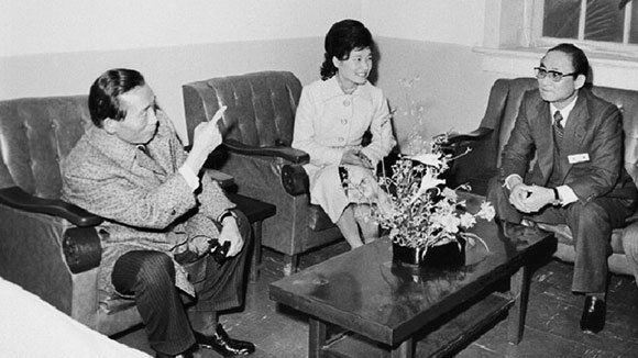 1976년 박정희(왼쪽) 대통령이 대한구국선교단 야간진료센터를 방문, 최태민(오른쪽)총재와 얘기를 나누는 장면. 가운데는 박근혜 대한구국선교단 명예총재.