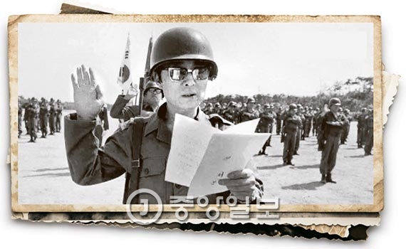 1975년 5월 22일 구국십자군 창군을 앞둔 멸공단합대회에서 최태민이 대표로 선서를 하고 있다. [중앙포토]