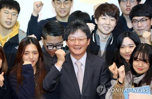 학생들과 기념촬영하는 유승민 (광주=연합뉴스) 박철홍 기자 = 새누리당 유승민 의원이 3일 오후 전남대학교에서 '왜 민주공화국인가?'라는 주제로 강연하고 학생들과 기념촬영하고 있다. 유 의원을 이날 최순실 국정농단 사태를 헌법파괴 사건으로 평가하면 대통령의 고해성사를 촉구했다.