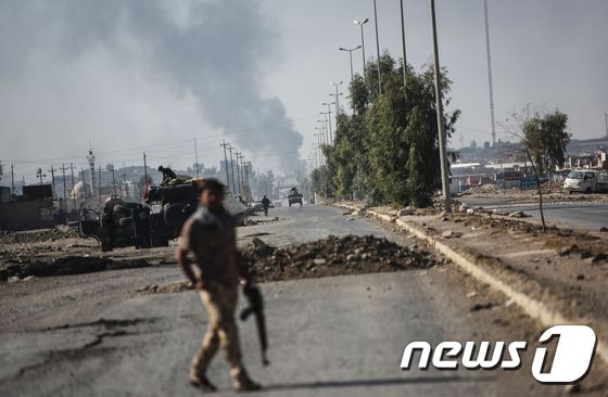 이라크 정부군이 4일(현지시간) 모술 인근 주둔지 고그잘리에서 모술 탈환전 사상 첫 시가지전을 벌이기 위해 진격 대기하고 있다. © AFP=뉴스1