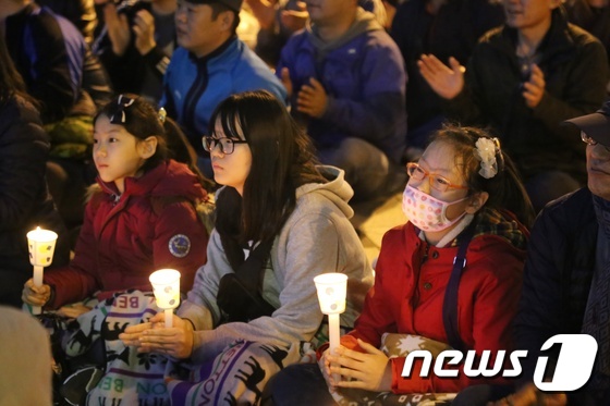 5일 울산 남구 롯데백화점 광장에서는 박근혜 대통령 퇴진을 요구하는 울산 시민대회가 열린 가운데 아이들이 촛불을 들고 있다.2016.11.5./뉴스1 © News1 김형열 기자