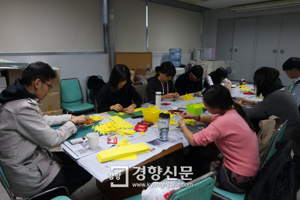 11월 2일 서울 종로구 참여연대 건물 3층에서 열린 서촌리본공작소에서 시민들이 노란 리본을 만들고 있다. / 박은하 기자