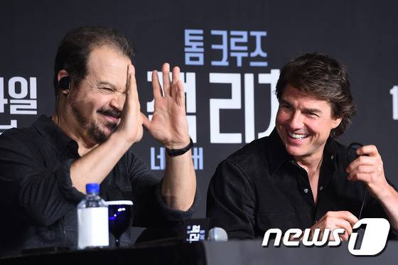 에드워드 즈웍 감독, 배우 톰 크루즈(오른쪽)가 기자 간담회에 참석했다. © News1star/ 고아라 기자