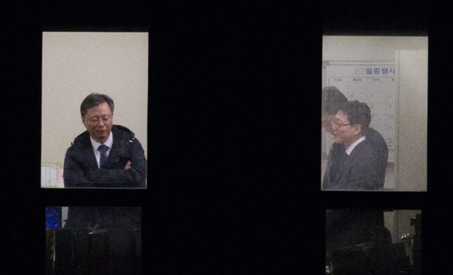 우병우(왼쪽) 전 민정수석이 서울 중앙지검에 소환돼 수사를 받던 지난 6일 저녁, 11층 조사실에서 검찰직원(오른쪽)들의 얘기를 듣고 있다. 조선일보 제공