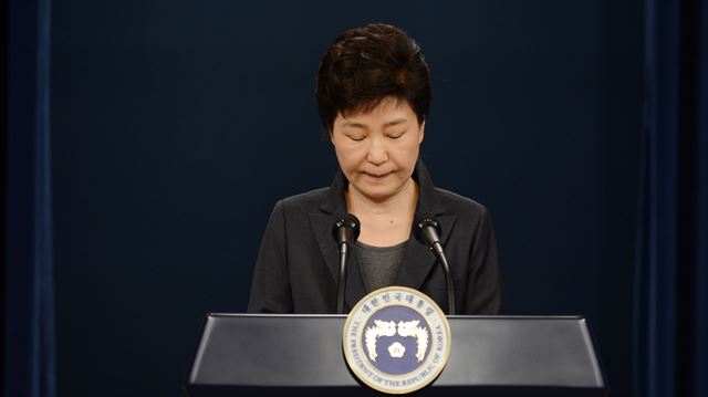 박근혜 대통령이 지난 4일 청와대 브리핑룸에서 대국민 담화문을 발표하는 도중 곤혹스런 표정을 짓고 있다. 고영권 기자