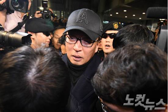 박근혜 정부 '비선실세' 최순실 씨의 최측근이자 '문화계 황태자'로 불리는 차은택 씨가 8일 밤 인천국제공항을 통해 귀국하고 있다. (사진=박종민 기자)