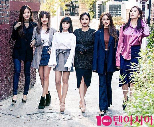 티아라 효민(왼쪽부터)·큐리·보람·소연·지연·은정이 지난 3일 서울 용산구 이태원에 위치한 카페에서 진행된 인터뷰에 앞서 포즈를 취하고 있다. / 사진=이승현 기자 lsh87@