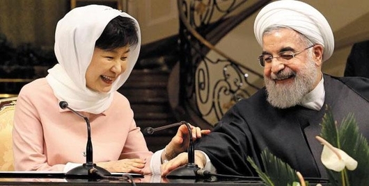 이란을 국빈 방문한 박근혜 대통령(왼쪽)이 지난 5월 2일 테헤란 사드아바드 좀후리궁에서 하산 로하니 이란 대통령과 공동 기자회견을 하고 있다./연합뉴스