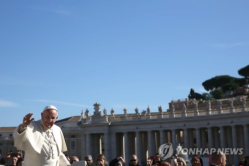 9일(현지시간) 프란치스코 교황이 군중의 환호에 손을 흔들며 답하고 있다. [AP=연합뉴스]