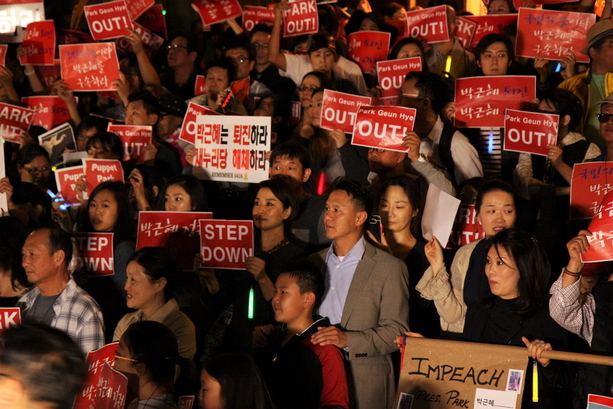 미국 로스엔젤레스의 한국총영사관 앞에서 11일 저녁 박근혜 대통령의 퇴진을 촉구하는 교민들의 집회가 열렸다. 유정석 제공