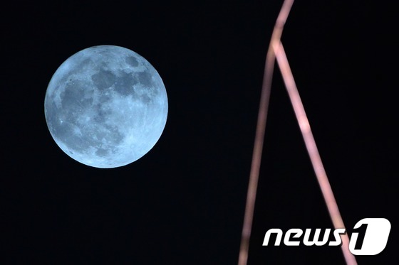 작년 11월 14일 서울 하늘에 68년 만에 가장 크고 밝은 슈퍼문이 떠 있다. /뉴스1 © News1