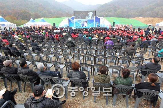 故 박정희 전 대통령 탄생 99주년 기념행사가 14일 오전 경북 구미시 상모사곡동 박 전 대통령의 생가와 기념공원에서 열렸다. 박정희대통령 생가보존회는 ‘민족의 영웅 박정희 대통령 99회 탄신제’라는 공식 명칭을 사용하며 숭모제와 기념행사를 마련했다. 박 전 대통령 일대기를 영상으로 보여주는 가운데 참석자가 적어 행사장 이곳저곳에 빈자리가 보인다. 구미=프리랜서 공정식