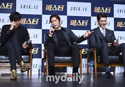 그동안 다양한 작품에서 여러 모습을 보여왔던 이병헌은 지난해 영화 '내부자들'에서 안상구 역으로 분해 배우 백윤식, 조승우와의 호흡으로 큰 화제가 됐다. 당시 이병헌은 사투리 연기와 장발의 헤어스타일, 왼손으로 뜨거운 라면을 불어먹는 모습과 "모히또 가서 몰디브 한 잔?"이라는 유행어를 탄생시켰다.이병헌은 '좋은놈 나쁜놈 이상한놈' 이후 뼛속까지의 악역을 8년 만에 한다고 밝히며 "진현철은 밑도 끝도 없는, 설명하지 않아도 되는 뼛속까지의 악역이었다"라고 소개했다.특히 비주얼적으로 백발의 헤어스타일이라는 파격 변신을 선보이는 이병헌은 "보통 다른 작품의 경우에 캐릭터의 외형을 분장팀과 감독과 함께 한 두 번 정도 만나서 결론을 짓는다. 그런데 이번 경우에는 네 번 이상 만나서 시도를 했다"라며 "외형적으로도 굉장한 노력을 할 것이다, 라는 생각 때문에 외형적으로 변신을 해보자고 했다. 흰머리, 흰수염의 양과 머리길이 등을 조절했다"라고 설명했다.