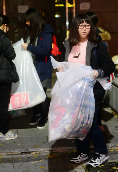 학생들이 집회가 끝난 뒤 광화문광장 일대에 남은 쓰레기를 자발적으로 주우며 선진 시민의식을 보여줬다.정연호 기자 tpgod@seoul.co.kr