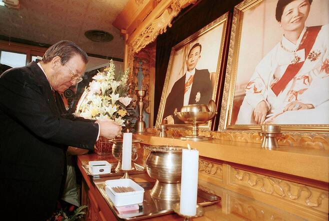2001년 박정희 전 대통령 생가를 방문, 예를 올리는 JP © 시사저널 임준선