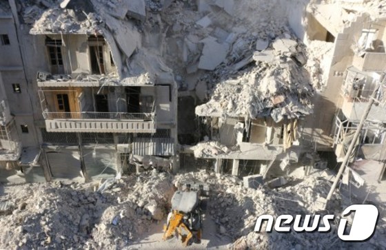 시리아 정부군의 공습으로 폐허가 된 알레포의 한 건물. (자료사진) © AFP=뉴스1