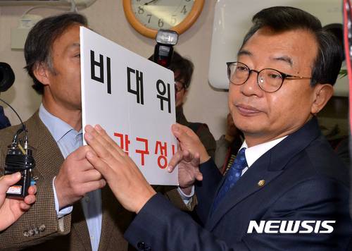 【서울=뉴시스】박진희 기자 = 국회에서 단식 농성중인 새누리당 원외 당협위원장들과 심정우(왼쪽) 광주광산 당협위원장이 15일 오전 서울 여의도 새누리당 당사 대표실에서 이정현 대표를 면담하며 이 대표 사퇴와 비대위 즉각구성을 요구하고 있다. 2016.11.15. pak7130@newsis.com