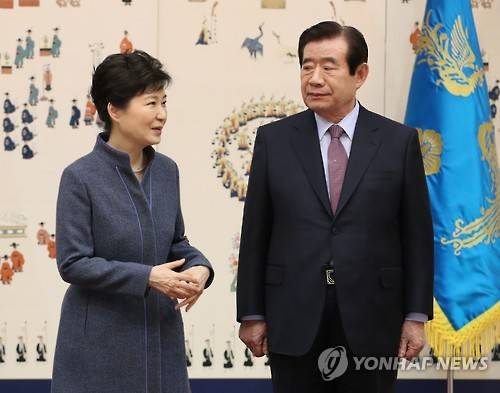 박 대통령과 한광옥 비서실장 대화 (서울=연합뉴스) 백승렬 기자 = 박근혜 대통령이 18일 오후 청와대에서 열린 신임 정무직 임명장 수여식에서 한광옥 비서실장과 대화하고 있다. 2016.11.18 srbaek@yna.co.kr