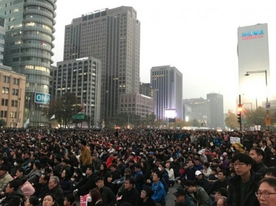 [사진=박근혜 정부 퇴진을 요구하며 광화문광장에 몰린 인파들.]