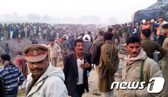 20일(현지시간) 인도 북부에서 열차 탈선사고가 발생했다. ©AFP=뉴스1