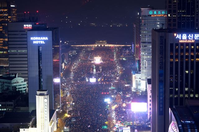 19일 서울 광화문 일대에서 '최순실 게이트' 진상규명과 박근혜 대통령 퇴진을 촉구하는 4차 '2016 민중 총궐기 대회'에 참석한 시민들이 촛불을 들고 있다. 사진공동취재단