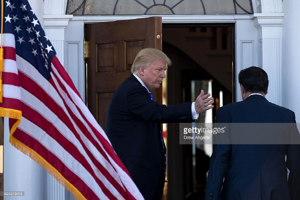 도널드 트럼프 미국 대통령 당선자(왼쪽)가 19일(현지시간) 뉴저지주 베드민스터에 있는 트럼프인터내셔널골프크럽에서 공화당 내 비판세력이던 미트 롬니를 만나 안내하고 있다. Getty Images