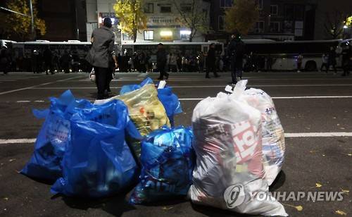 깨끗한 집회 (서울=연합뉴스) 한상균 기자 = 19일 밤 광화문에서 열린 박근혜 대통령 퇴진촉구 촛불집회에서 참가자들이 모아둔 쓰레기가 가지런히 모여 있다.
